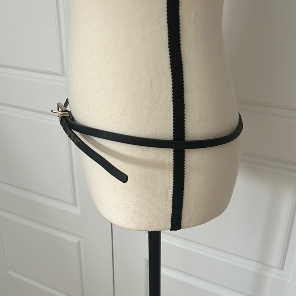 Sleek Black and Gold Minimalist Leather Belt Accessory - Picture 2 of 6